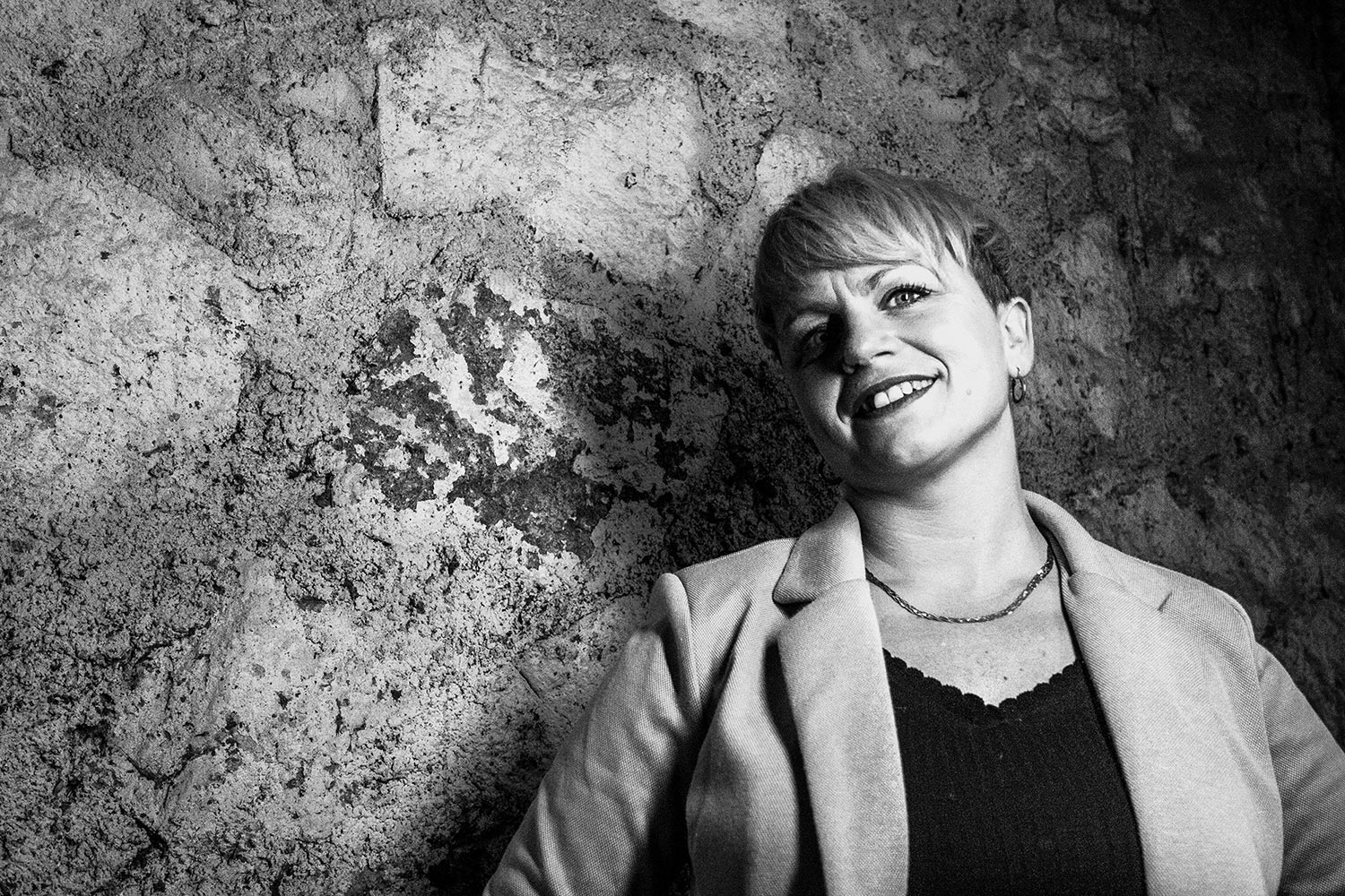 Amanda Carcea, co-gérante de Cassiopub, agence spécialisée dans la réalisation d'enseigne, signalétique, covering véhicule, vitrine, à Aurillac (Cantal) et Rognac (Bouches-du-Rhône).