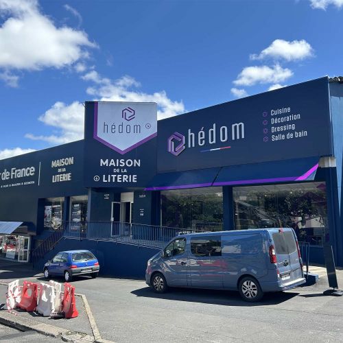 Enseignes réalisées par Cassiopub, agence à Aurillac (Cantal) et Rognac (Bouches-du-Rhône).