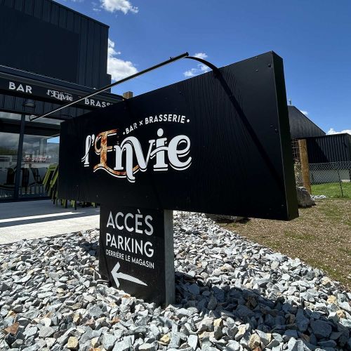 Enseignes réalisées par Cassiopub, agence à Aurillac (Cantal) et Rognac (Bouches-du-Rhône).