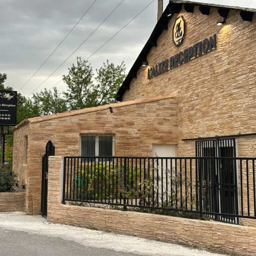 Enseignes réalisées par Cassiopub, agence à Aurillac (Cantal) et Rognac (Bouches-du-Rhône).