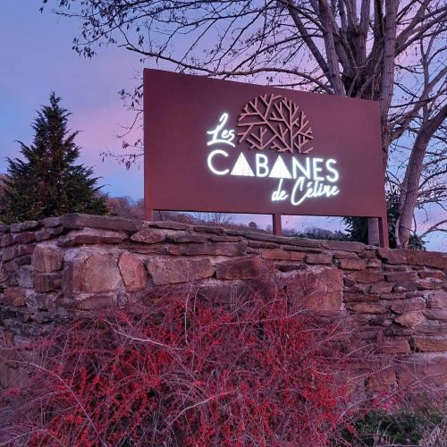 Enseignes réalisées par Cassiopub, agence à Aurillac (Cantal) et Rognac (Bouches-du-Rhône).