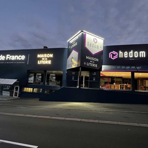 Enseignes réalisées par Cassiopub, agence à Aurillac (Cantal) et Rognac (Bouches-du-Rhône).