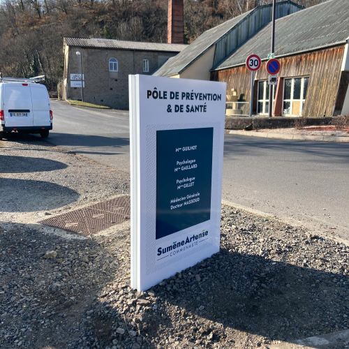 Signalétique réalisée par Cassiopub, agence à Aurillac (Cantal) et Rognac (Bouches-du-Rhône).