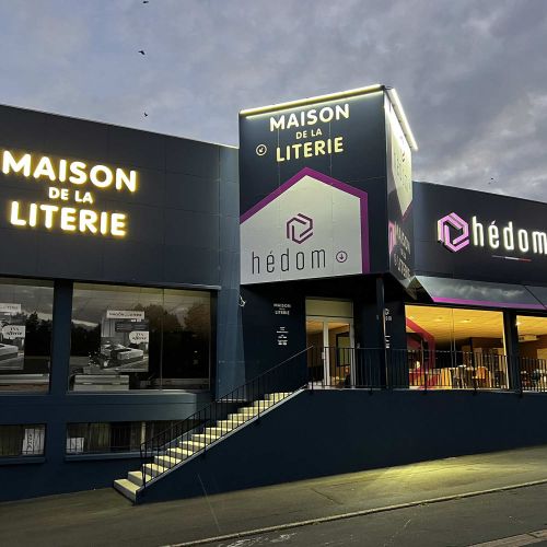 Enseignes réalisées par Cassiopub, agence à Aurillac (Cantal) et Rognac (Bouches-du-Rhône).