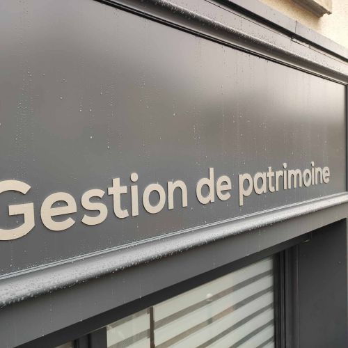 Enseignes réalisées par Cassiopub, agence à Aurillac (Cantal) et Rognac (Bouches-du-Rhône).