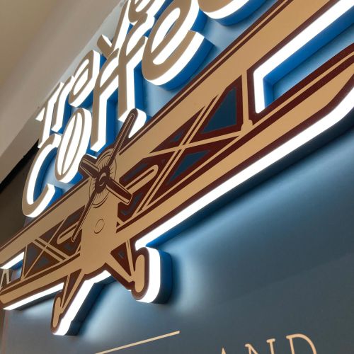 Enseignes réalisées par Cassiopub, agence à Aurillac (Cantal) et Rognac (Bouches-du-Rhône).