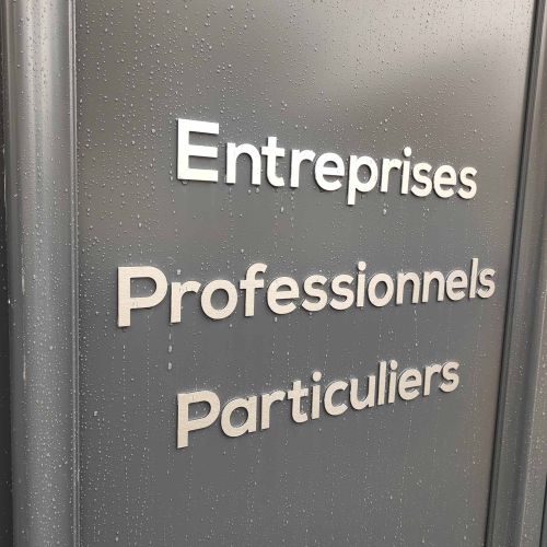 Enseignes réalisées par Cassiopub, agence à Aurillac (Cantal) et Rognac (Bouches-du-Rhône).