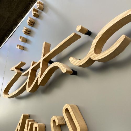 Enseignes réalisées par Cassiopub, agence à Aurillac (Cantal) et Rognac (Bouches-du-Rhône).