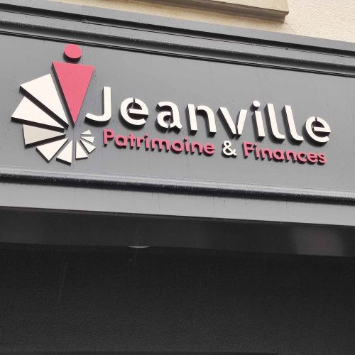 Enseignes réalisées par Cassiopub, agence à Aurillac (Cantal) et Rognac (Bouches-du-Rhône).