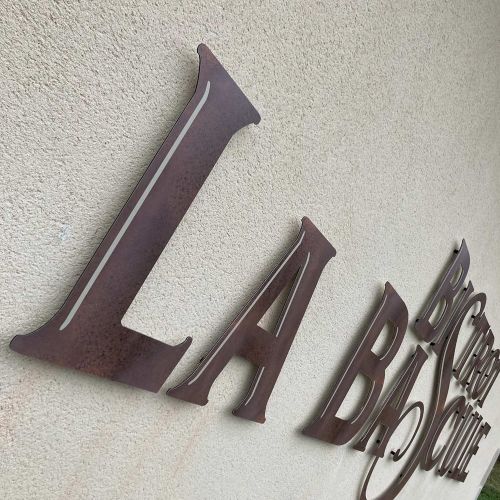 Enseignes réalisées par Cassiopub, agence à Aurillac (Cantal) et Rognac (Bouches-du-Rhône).