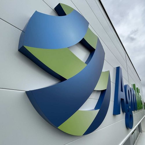 Enseignes réalisées par Cassiopub, agence à Aurillac (Cantal) et Rognac (Bouches-du-Rhône).