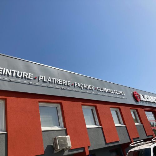 Enseignes réalisées par Cassiopub, agence à Aurillac (Cantal) et Rognac (Bouches-du-Rhône).