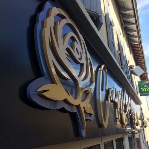 Enseignes réalisées par Cassiopub, agence à Aurillac (Cantal) et Rognac (Bouches-du-Rhône).