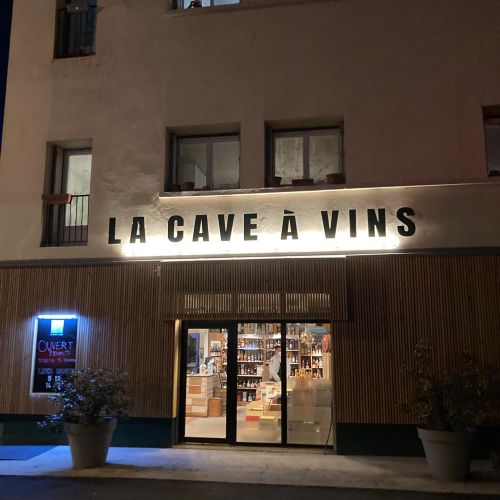 Enseignes réalisées par Cassiopub, agence à Aurillac (Cantal) et Rognac (Bouches-du-Rhône).