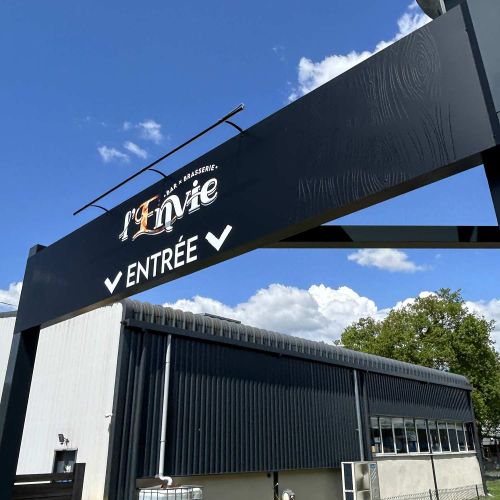 Enseignes réalisées par Cassiopub, agence à Aurillac (Cantal) et Rognac (Bouches-du-Rhône).