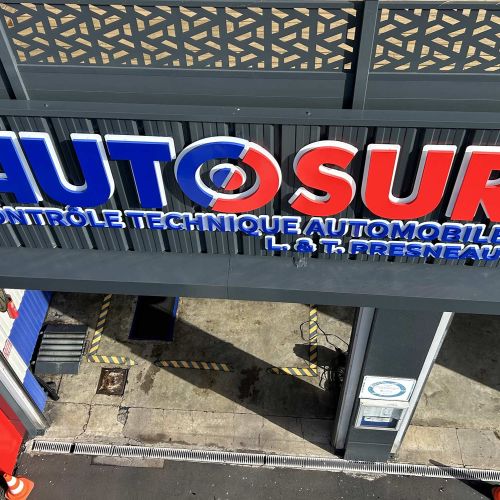 Enseignes réalisées par Cassiopub, agence à Aurillac (Cantal) et Rognac (Bouches-du-Rhône).