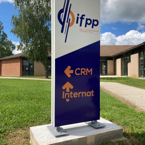 Signalétique réalisée par Cassiopub, agence à Aurillac (Cantal) et Rognac (Bouches-du-Rhône).