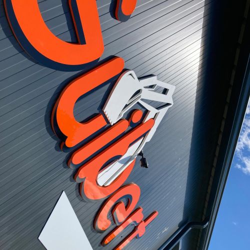 Enseignes réalisées par Cassiopub, agence à Aurillac (Cantal) et Rognac (Bouches-du-Rhône).