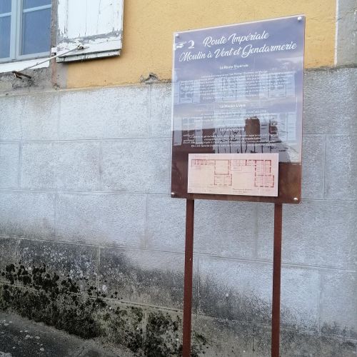 Signalétique réalisée par Cassiopub, agence à Aurillac (Cantal) et Rognac (Bouches-du-Rhône).