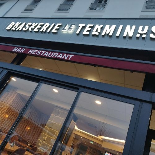 Enseignes réalisées par Cassiopub, agence à Aurillac (Cantal) et Rognac (Bouches-du-Rhône).