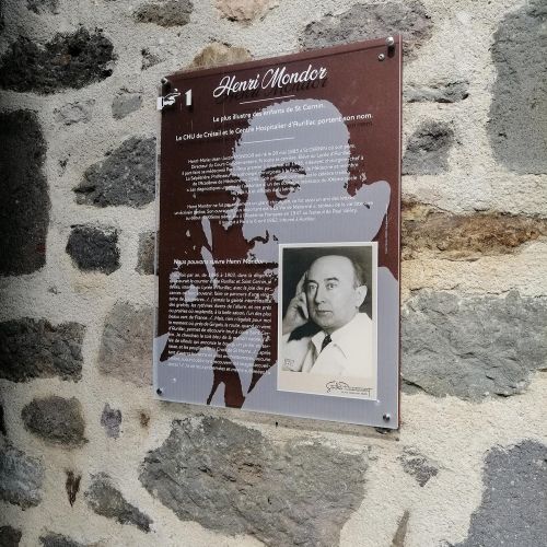 Signalétique réalisée par Cassiopub, agence à Aurillac (Cantal) et Rognac (Bouches-du-Rhône).