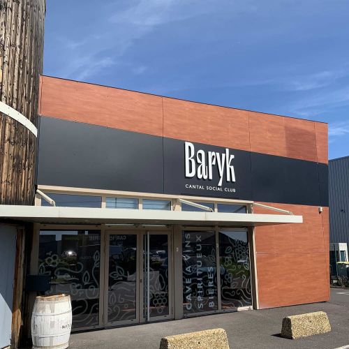 Enseignes réalisées par Cassiopub, agence à Aurillac (Cantal) et Rognac (Bouches-du-Rhône).