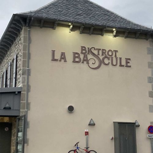 Enseignes réalisées par Cassiopub, agence à Aurillac (Cantal) et Rognac (Bouches-du-Rhône).