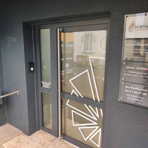 Enseignes réalisées par Cassiopub, agence à Aurillac (Cantal) et Rognac (Bouches-du-Rhône).