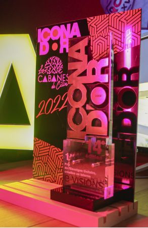 Trophée Icona d'or 2022 décerné à Cassiopub, agence spécialisée dans la réalisation d'enseigne, signalétique, covering véhicule, vitrine, à Aurillac (Cantal) et Rognac (Bouches-du-Rhône).