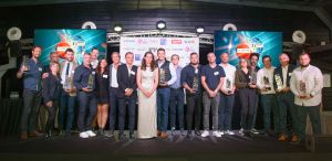 Photo de groupe Icona d'Or 2022 remporté par Cassiopub  pour l’enseigne « Les Cabanes de Celine »