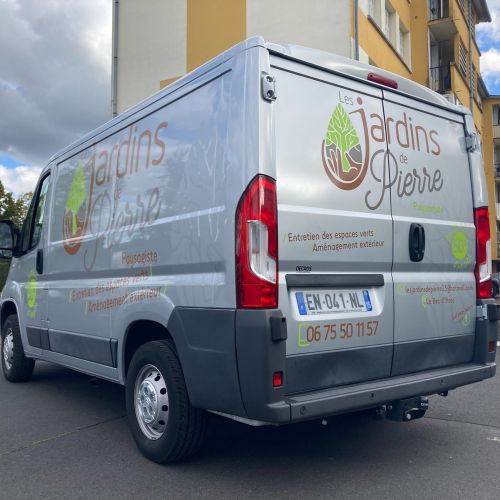 Marquage de véhicules réalisé par Cassiopub, agence à Aurillac (Cantal) et Rognac (Bouches-du-Rhône).