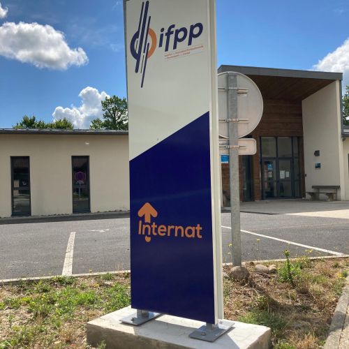 Signalétique réalisée par Cassiopub, agence à Aurillac (Cantal) et Rognac (Bouches-du-Rhône).