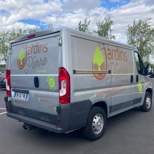 Marquage de véhicules réalisé par Cassiopub, agence à Aurillac (Cantal) et Rognac (Bouches-du-Rhône).