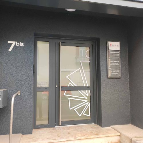 Vitrine réalisée par Cassiopub, agence à Aurillac (Cantal) et Rognac (Bouches-du-Rhône).