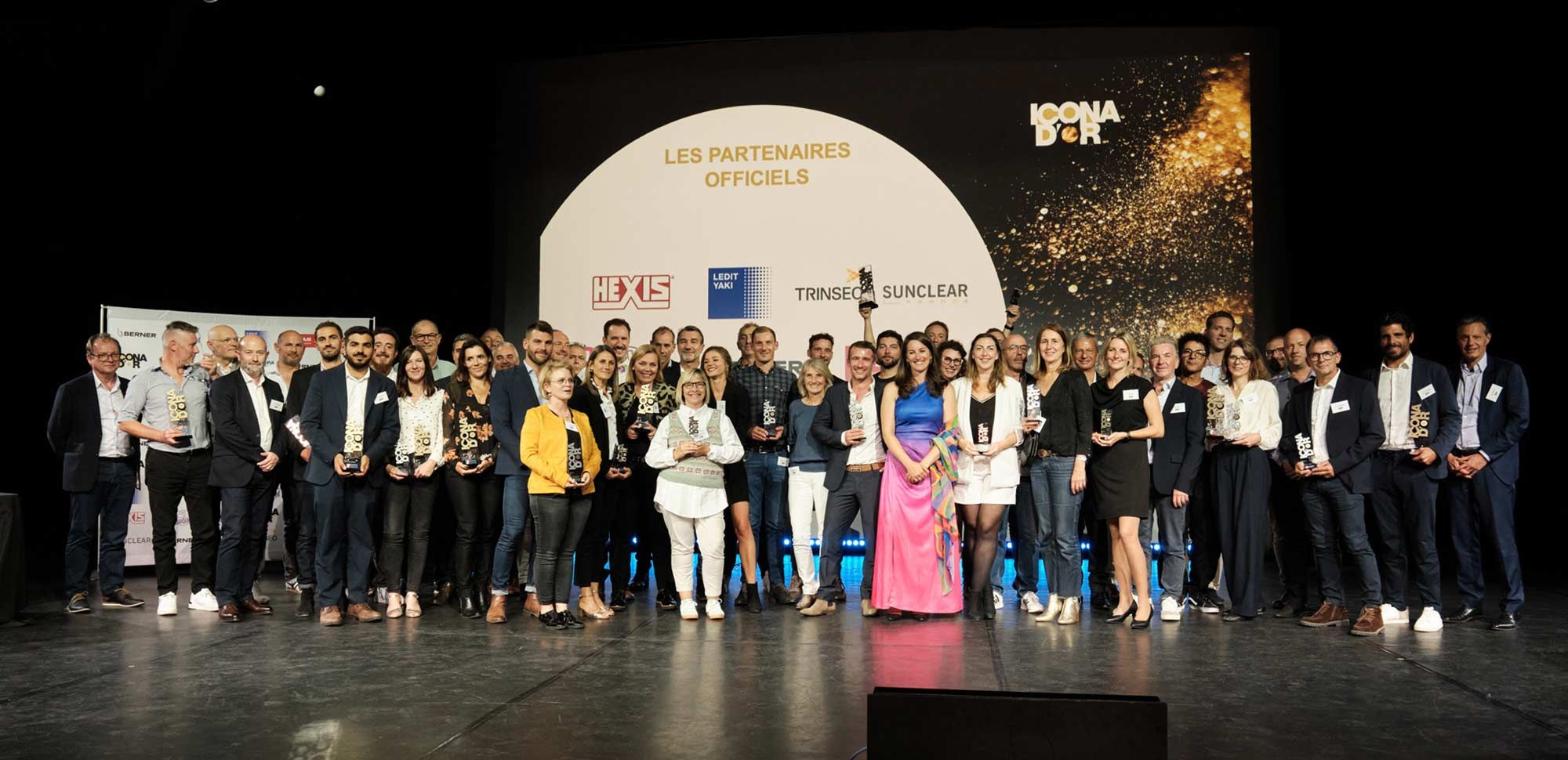 Photo de groupe Icona d'Or 2022 remporté par Cassiopub  pour l’enseigne « Les Cabanes de Celine »
